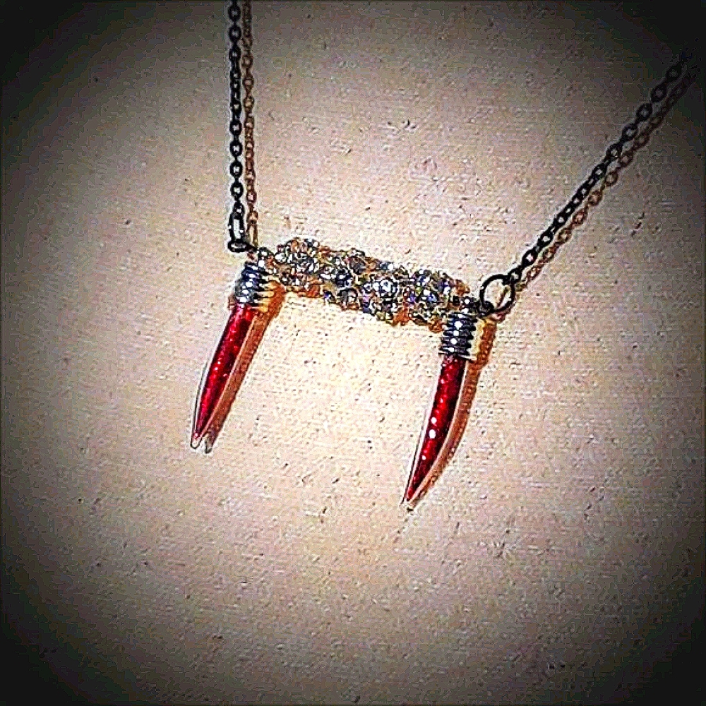 NWT, BEAUTIFULLY HANDCRAFTED VAMP TEETH NECKLACE' - Picture 2 of 2